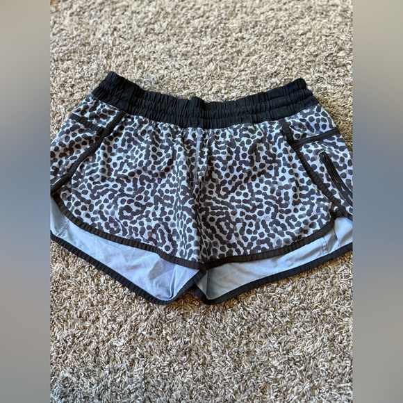 Women’s Lululemon Tracker Short in Ace Spot Tranquil Blue/Black Size 8 - Picture 4 of 15